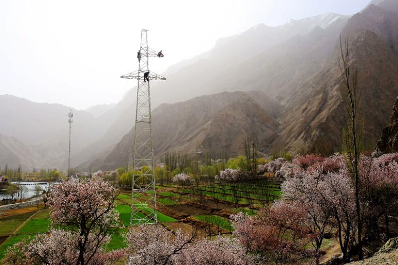 共绘天山南北光明画卷