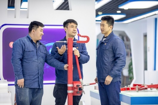 大国工匠国家电网王月鹏:万伏高压线上的“手术师”