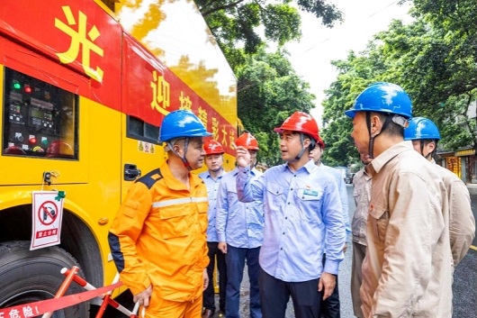 大国工匠国家电网王月鹏:万伏高压线上的“手术师”