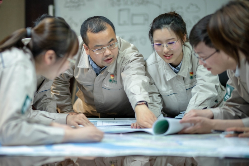 大国工匠国家电网谢邦鹏:扎根基层的“电博士”