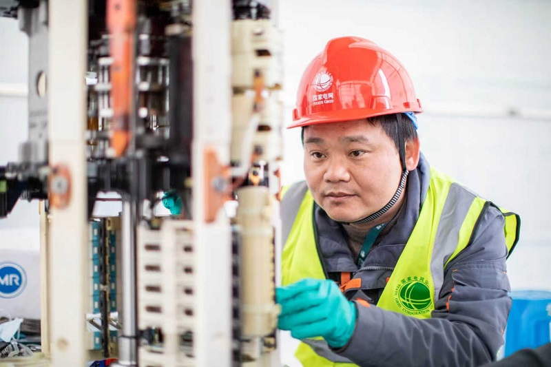 大国工匠王开库:坚守电网建设一线的“徽骆驼”