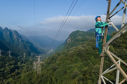 大国工匠周红亮:秦岭深处巡线护电