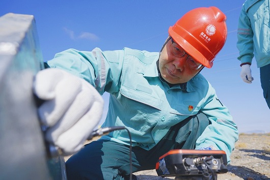 大国工匠何成:电网材料“诊断师”