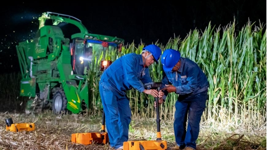 国家电网:无人机照亮秋收“保卫战”