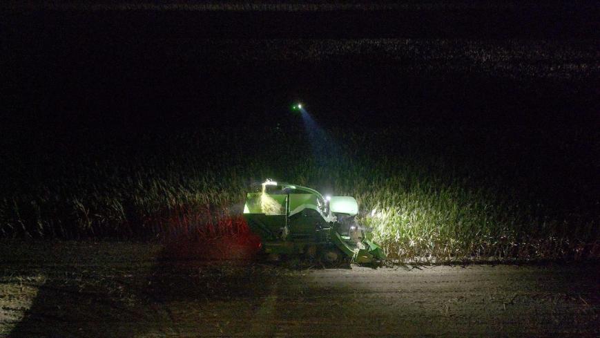 国家电网:无人机照亮秋收“保卫战”