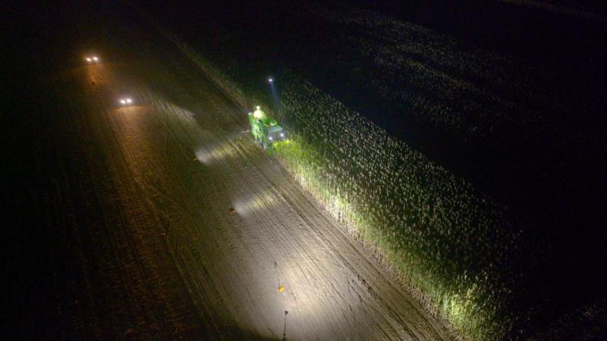 国家电网:无人机照亮秋收“保卫战”