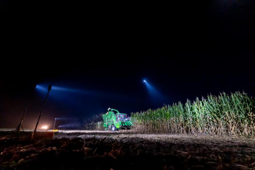 国家电网:无人机照亮秋收“保卫战”