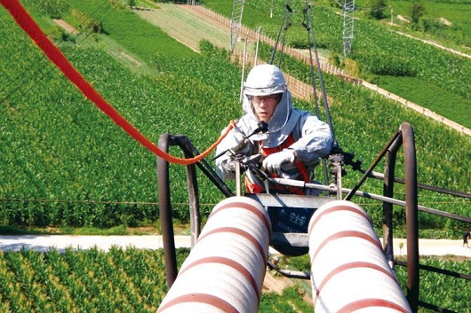 大国工匠王进:“刀尖舞者”守护电网动脉