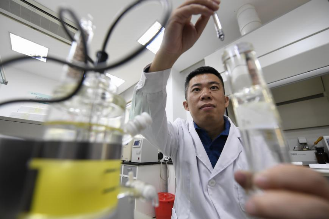 大国工匠冯新岩:特高压带电检测“外科医生”