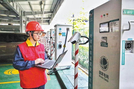 元旦坚守 电亮万家