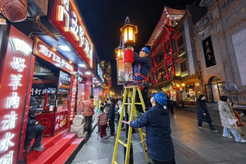 节日我在岗|值守一线点亮万家灯火