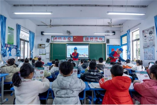 国家电网广泛开展学雷锋志愿服务活动