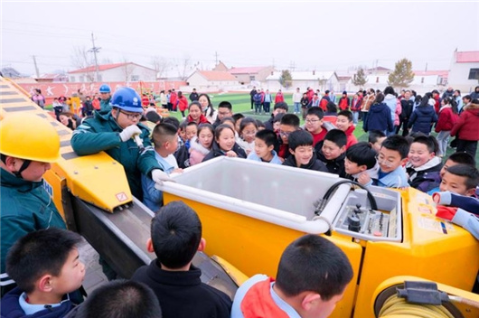 国家电网广泛开展学雷锋志愿服务活动