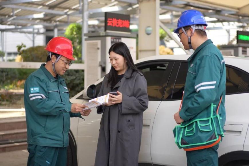 【人民日报】用心服务清明假期绿色出行