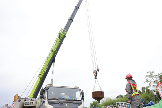 【人民日报】湘粤、湘黔背靠背联网工程(湖南段)完成首基浇筑 跨省能源大通道全面开工