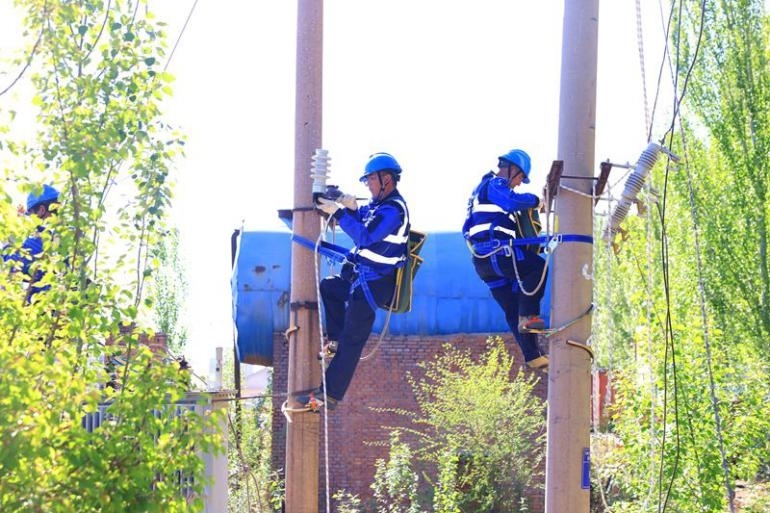 节日我在岗｜奋战电网建设现场