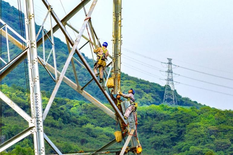 节日我在岗｜奋战电网建设现场