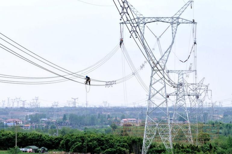 节日我在岗｜奋战电网建设现场