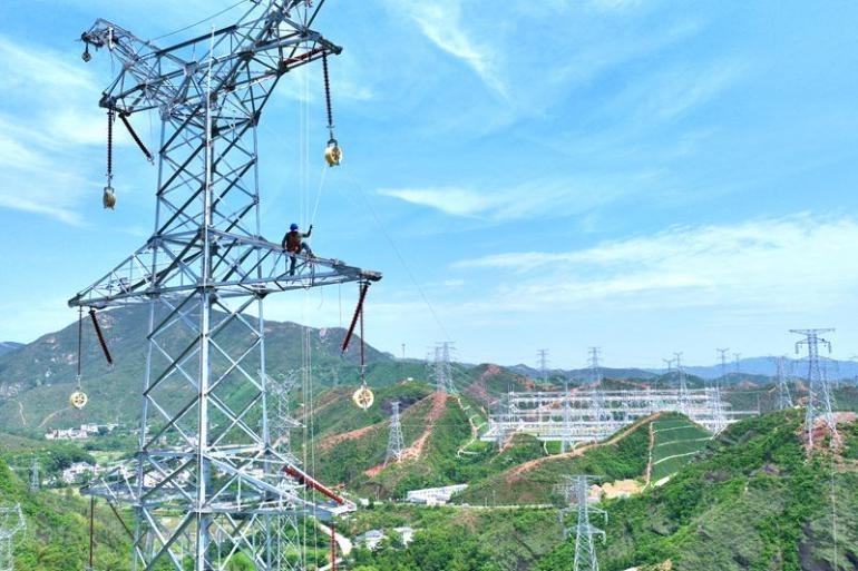 节日我在岗｜奋战电网建设现场