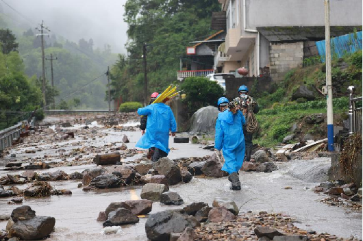 国家电网应对强降雨全力保供电