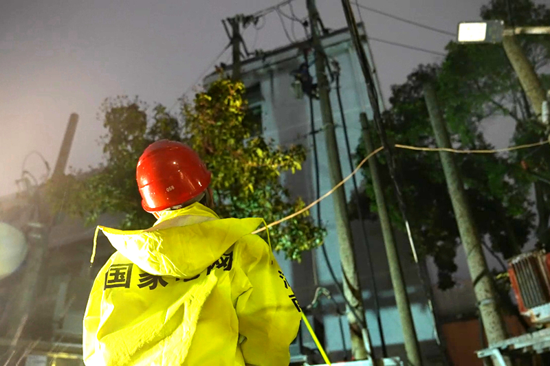 人民电业为人民 一身雨换万家灯
