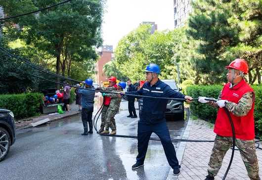 【人民日报】抢通光明“生命线” 风雨坚守护民生