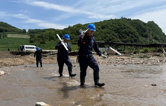 【人民日报】抢通光明“生命线” 风雨坚守护民生