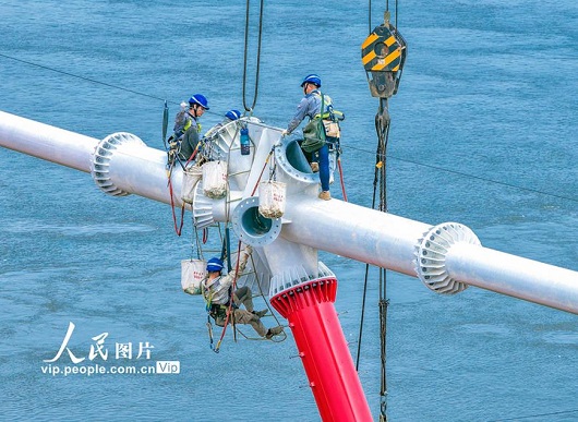 【人民日报】“甘电入浙”特高压工程长江大跨越塔组立
