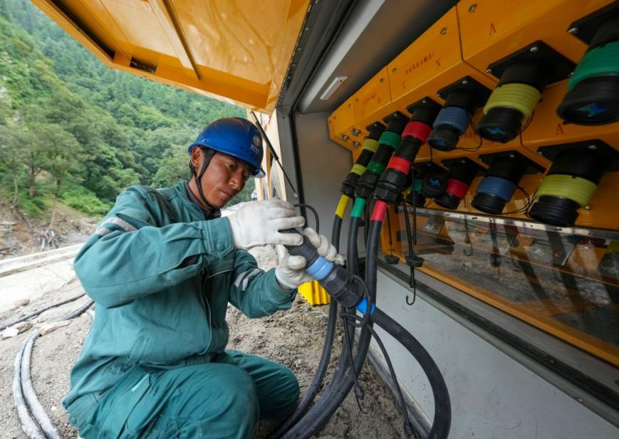 【新华社】吉隆受灾核心区域电力抢修持续推进